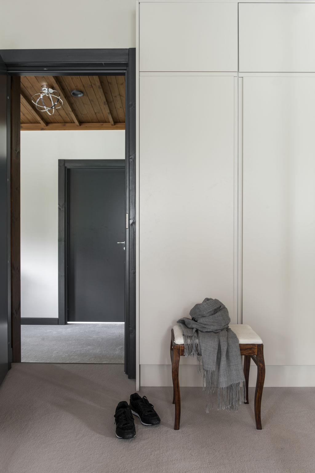 Kontio Kivilahti hirsitalo makuuhuone bedroom kaapisto maitokahvi