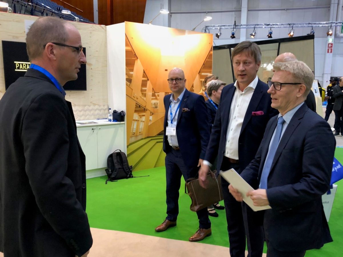 Ministeri Tiilikaisen mukaan puun käyttöä tulisi lisätä julkisrakentamisessa