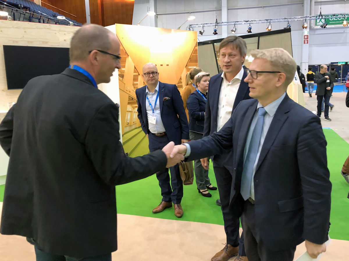 Kontion tekninen johtaja, Mikkö Löf, kertoi tulevaisuuden hirsiterveiset Asunto- energia- ja ympäristöministerille, Kimmo Tiilikaiselle.
