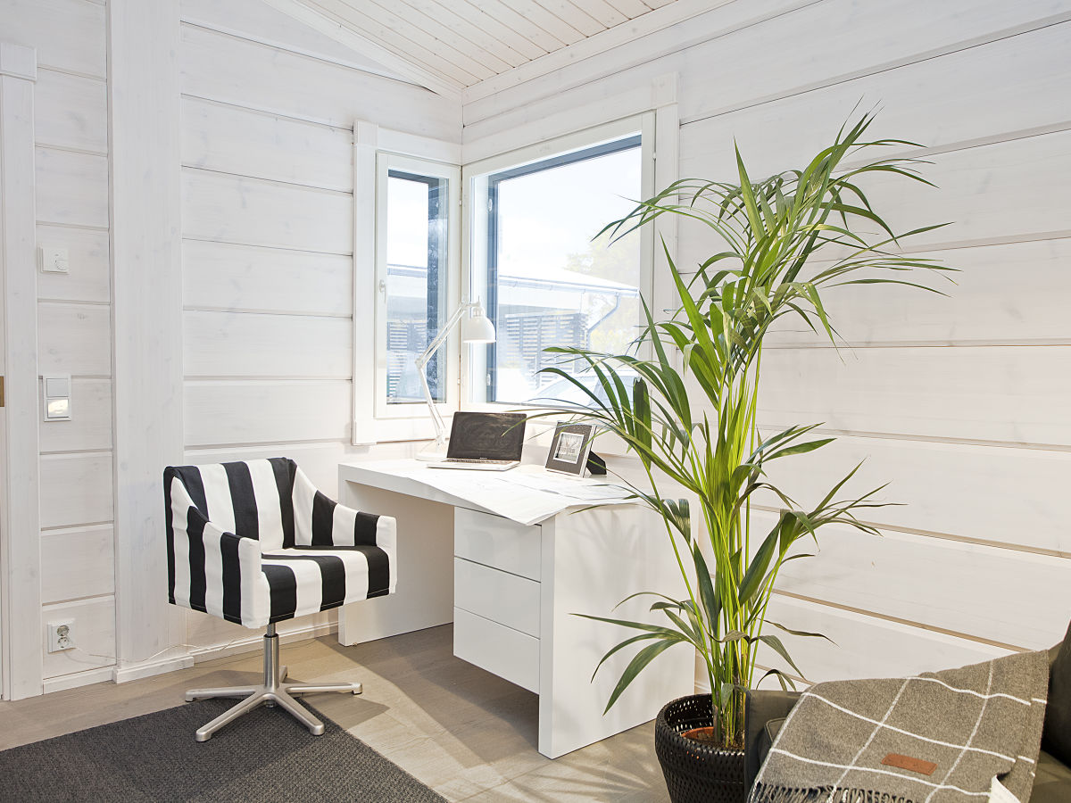 Nurkkaan sijoitetuista ikkunoista avautuu näkymä laajalle