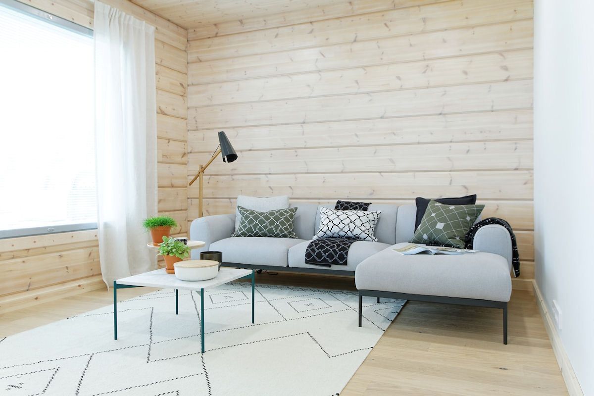 Sisäkattojen paneeli on kapea Kontio Future -mäntypaneeli, joka asennetaan ponttiin ilman paneeleiden väliin jääviä rakoja. Pinnasta tulee luonnollisen kaunis, yhtenäinen ja konstailematon.