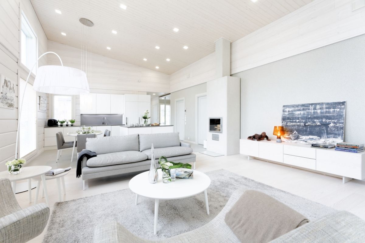 Laajaranta on sisustettu valkoisen eri sävyillä, värillä joka on yhtä aikaa klassinen ja moderni.