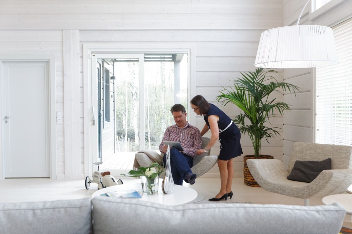 Kalevi ja Liisa ovat tyytyväisiä hirsitalon sisäilmaan, joka edistää asukkaidensa fyysistä terveyttä ja hyvinvointia